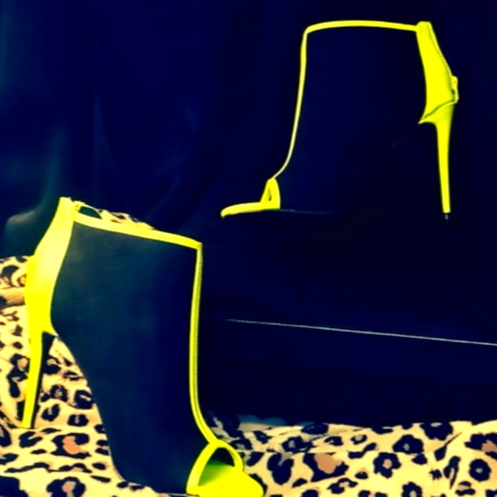 Ankle black bootie, neon yellow/green stripe det.